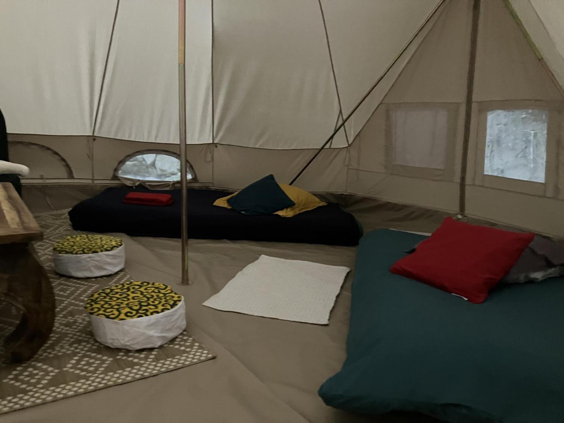 Grande Tente Tipi En Pleine Foret Burzet Exteriör bild